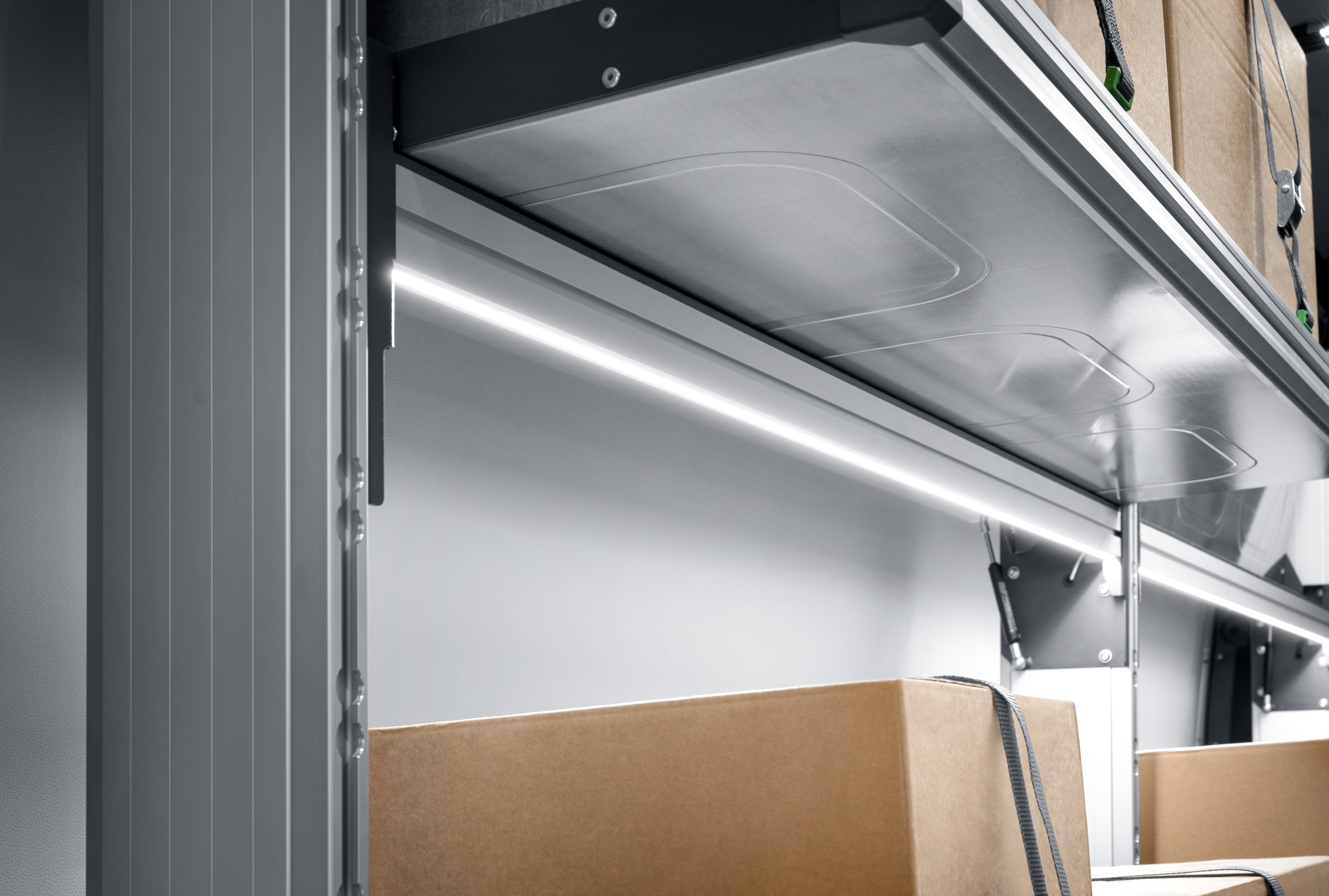Mercedes_Benz_Sprinter_Detail_Klappregale_03_V01.jpg